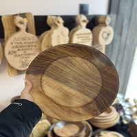 Ръчно изработена дървена чиния от орех