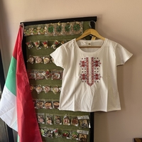 Дамска памучна тениска с детайлна многоцветна шевица – Модел „Прецизност“