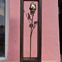 Метална роза в дървена рамка