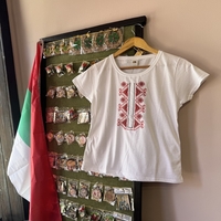 Дамска памучна тениска с бродирана българска шевица