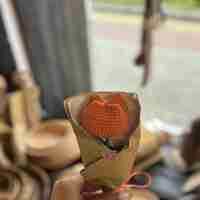 Ръчно плетено лале в малка декоративна опаковка – Избор от 7 цвята