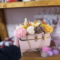 Аранжиран букет от ароматни свещи – „Розова мечта“ (Кутия-чанта в пастелни тонове)