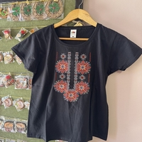 Черна дамска тениска с богата цветна бродерия „Огнена шевица“