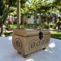 Малка, но стилна – дървена кутия за бижута с елегантен дизайн