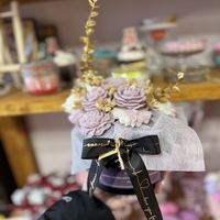 Ръчно изработен аранжиран букет от ароматни свещи – „Люлякова нощ“ (Черна кутия и злато)