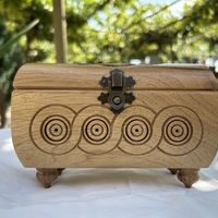 Малка, но стилна – дървена кутия за бижута с елегантен дизайн