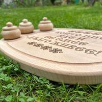 Дървено плато с надпис “Който пие, яде и се смее, дълго живее“