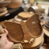 Дървена чиния пеперуда с отделения