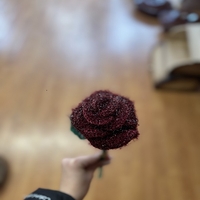 Ръчно плетена роза  – Детайлна изработка и наситени цветове