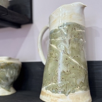 Авторска керамична кана в зелено – Ръчна изработка от Емилия Милчева (Уникат)