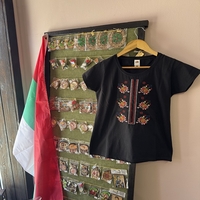 Черна дамска памучна тениска с многоцветна бродерия „Пъстра традиция“