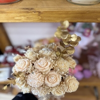 Ръчно изработен аранжиран букет от ароматни свещи – „Натурална елегантност“ в цвят шампанско