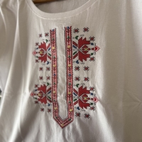 Дамска памучна тениска с детайлна многоцветна шевица – Модел „Прецизност“