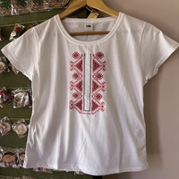 Дамска памучна тениска с бродирана българска шевица