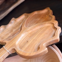 Дървено плато за сервиране „Листо“ – ръчна изработка от масивно дърво