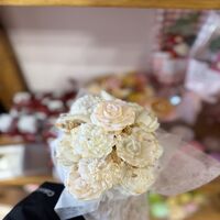 Ръчно изработен аранжиран букет от ароматни свещи – „Бяло и злато“ (Елегантност в розово канче)