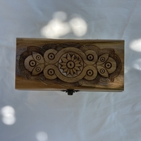 Малка, но стилна – дървена кутия за бижута с елегантен дизайн