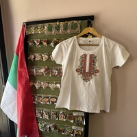 Дамска памучна тениска с масивна многоцветна бродерия „Българска шевица – Премиум“