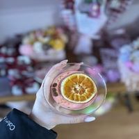 Ръчно изработена ароматна свещ „Цитрусов коктейл“ в чаша за мартини с портокал