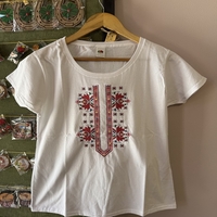 Дамска памучна тениска с детайлна многоцветна шевица – Модел „Прецизност“