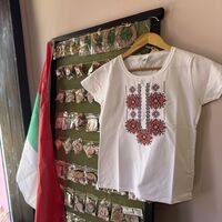 Дамска памучна тениска с богата бродерия „Цветна шевица“ – Бяла