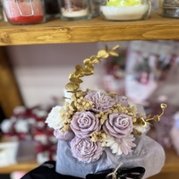 Ръчно изработен аранжиран букет от ароматни свещи – „Люлякова нощ“ (Черна кутия и злато)