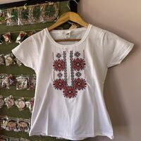 Дамска памучна тениска с богата бродерия „Цветна шевица“ – Бяла