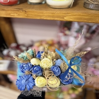 Аранжиран букет от ароматни свещи – „Лятно небе“ (Ръчна изработка в бяла кутия-чанта)