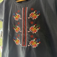 Черна дамска памучна тениска с многоцветна бродерия „Пъстра традиция“