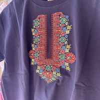 Черна мъжка памучна тениска с богата многоцветна бродерия „Традиция и стил“