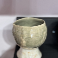 Авторска керамична чаша на столче – Ръчна изработка от Емилия Милчева (Уникат)