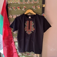 Черна мъжка памучна тениска с богата многоцветна бродерия „Традиция и стил“