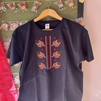 Мъжка черна памучна тениска с бродирана шевица „Геометричен ритъм“