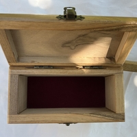 Малка, но стилна – дървена кутия за бижута с елегантен дизайн