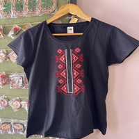 Черна дамска памучна тениска с бродирана шевица – Модел „Елбетица Класик“