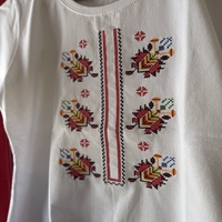 Дамска бяла тениска с цветна бродерия „Традиционни мотиви“