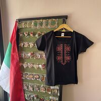 Черна дамска памучна тениска с детайлна многоцветна шевица – Модел „Нощна Елегантност“