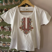 Дамска памучна тениска с масивна многоцветна бродерия „Българска шевица – Премиум“