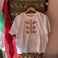 Мъжка памучна тениска с многоцветна бродирана шевица „Пролетни мотиви“ – Бяла