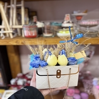 Аранжиран букет от ароматни свещи – „Лятно небе“ (Ръчна изработка в бяла кутия-чанта)