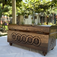 Голяма дървена кутия за бижута с гравюра