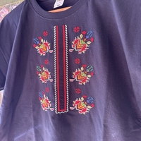 Мъжка черна памучна тениска с бродирана шевица „Геометричен ритъм“