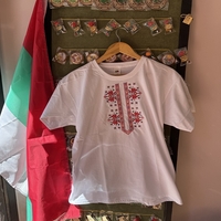 Мъжка памучна тениска с фина многоцветна шевица – Бяла