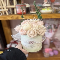 Луксозен аранжиран букет от ароматни свещи – „Нежна охра и сметана“ (Ръчна изработка)