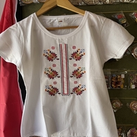 Дамска бяла тениска с цветна бродерия „Традиционни мотиви“