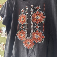 Черна дамска тениска с богата цветна бродерия „Огнена шевица“