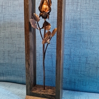 Метална роза в дървена рамка