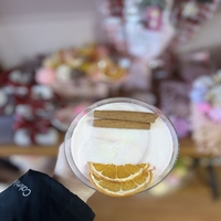 Ръчно изработена ароматна свещ „Зимен коктейл“ в чаша за мартини с канела и портокал