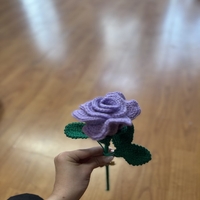 Ръчно плетена роза  – Детайлна изработка и наситени цветове