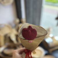 Ръчно плетено лале в малка декоративна опаковка – Избор от 7 цвята